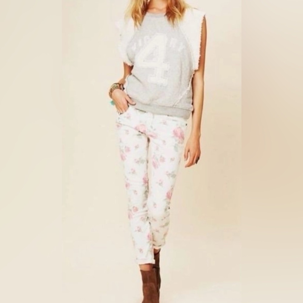 💕🎉 HoST pICK 🎉💕 EUC Free People Rose print  jeans